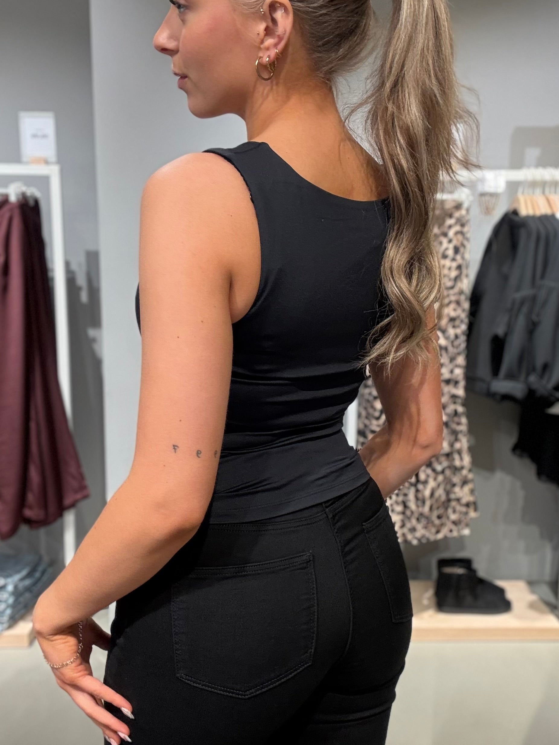 VIKENZA Tank Top - Black